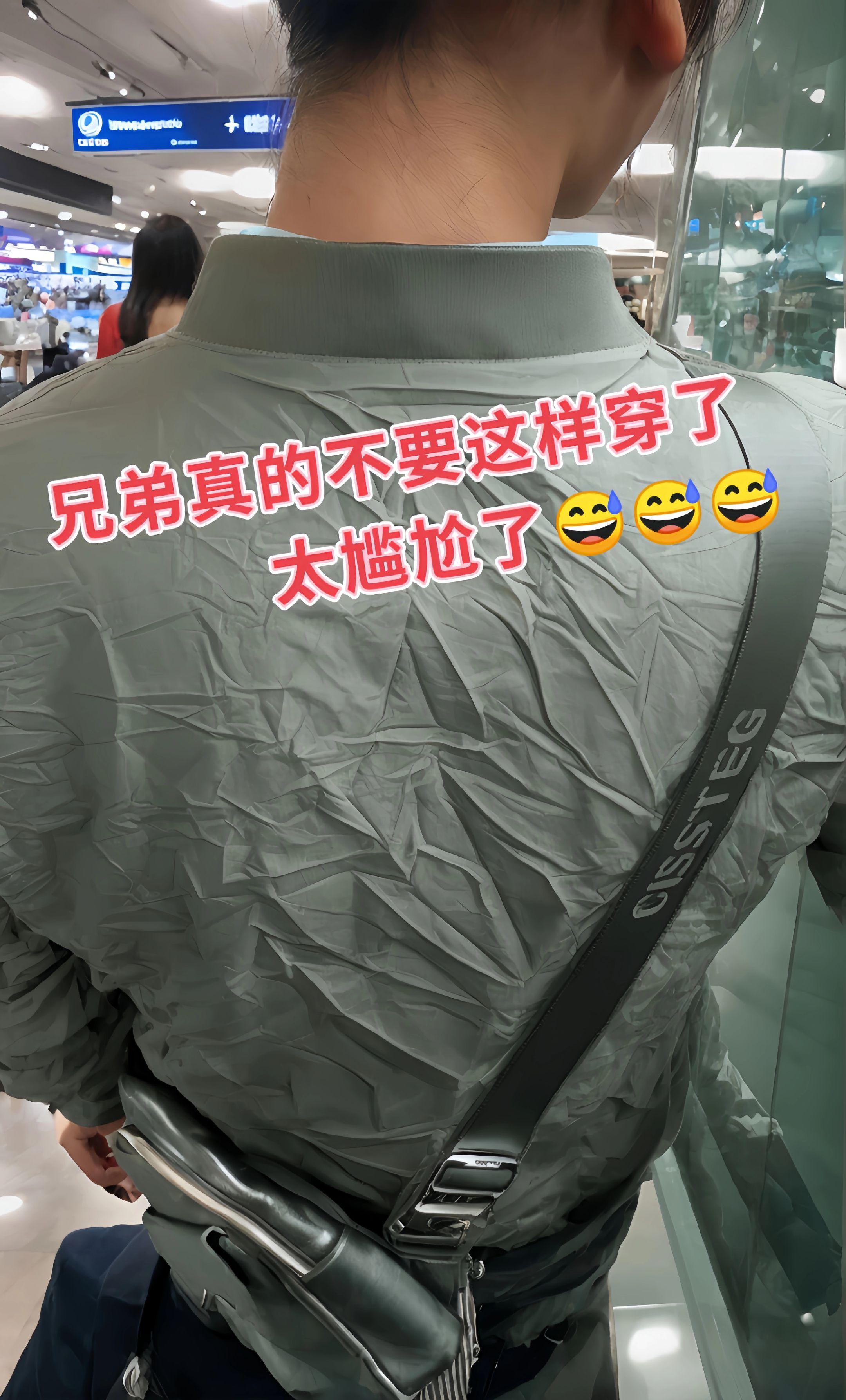 啄木鳥2025春季新款翻领夹克,兼具百搭与潮流。采用防起球、防静电的高密梭织面料,做工精细。翻领设计时尚大方,有立领、翻领多种穿法,版型利落,无论是搭配休闲装还是正装都很合适,让男士尽显档次与帅气。#品质男装 #男士必备 #夏季穿搭