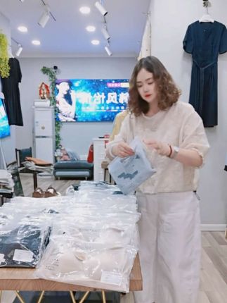 绝美绸缎桑蚕丝莫代尔百搭神器,亲肤透气,侧收定型超赞#欧韩女装 #喜欢穿搭的朋友请关注我