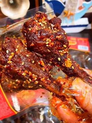 宅家追剧必囤的馋小乖爆辣鸭翅根,个头饱满,肉质紧实不柴,每一口都被秘制的魔鬼辣酱紧紧包裹,辣的过瘾,越嚼越香。爱吃辣的宝子们还在等什么呢?#馋小乖 #爆辣 #鸭翅根 #强烈推荐 #追剧小零食 @DOU+上热门