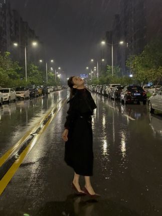 如果离婚了,就不想在结婚了,我也懒,不想一天三顿做饭,不想融入陌生的一家子,不想频繁的洗衣服拖地做家务,吵架就更不想了,我不再年轻了,不想终日围着他人转,也不想在去爱一个人在体验一遍爱恨心酸,“我变得自私了“我想让自己快乐,我想上班赚钱,看电影,旅游,尝美食,喝小酒,想永远为自己活着,万家灯火的背后是锅碗瓢盆的声音,我听过了,我不羡慕,我一盏灯都不想要#婚姻#失望攒够了也就离开了#女人不容易 #淋一场雨