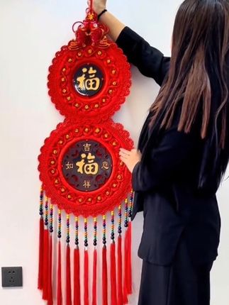 一定要提前买,给您新的生活开个好头!乔迁结婚过年,这款福字葫芦,中国结,手工编织,桃木雕刻,精美绝伦,寓意吉祥美满,让您的家庭更加温馨和谐。挂在客厅背景墙、入户门、玄关、书房都非常合适,还增加了家居的整体氛围,赶快!点击下方购买吧!@DOU+上热门