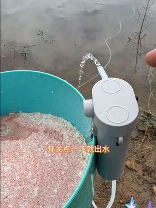#取水器 开饵洗手非常方便 以后钓鱼再也不用怕岸边打水了#户外钓鱼@DOU+小助手