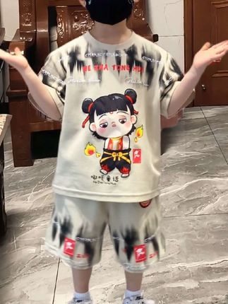 家人们快给孩子买这套哪吒男童夏装套装,它是薄款面料,很适合夏天穿,而且是卡通动漫的图案,孩子们都喜欢。想要的家长赶紧点击小黄车 #哪吒男童套装 #新款洋帅气套装 #哪吒套装#儿童套装#儿童套装搭配 @DOU+小助手 @巨量千川