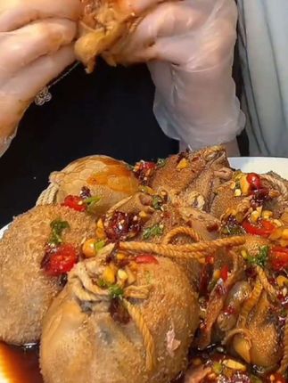 真不愧是内蒙古大草原的特色 肚包肉羊肉肠特别嫩一口爆汁太好吃了#太香啦 #草原美食 #肚包肉 #妈呀太香了 #羊肉肠