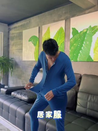 女朋友送的这件连体居家服,开始我都拒绝的,穿上太舒服了,莫代尔面料还连体的穿脱方便,前后都有扣,穿了就不想脱的单品,其他颜色也好看,#一定要看到最后 #舒适穿搭 #居家氛围感布置 #居家服睡衣