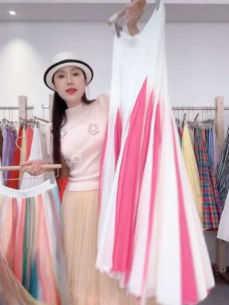 😱36米大摆160片!网纱纯棉选哪个🤷 36米大摆裙,在网纱和纯棉之间纠结好久🤔   🤗网纱裙摆超仙气!160片,转起圈来像云朵☁️飘,拍照氛围感拉满 🥰纯棉裙摆更文艺!160片堆叠出温柔感,透气又舒服。 姐妹们更pick哪种面料呀!评论区聊聊~👇   #裙摆面料 #网纱裙 #纯棉裙 #36米大摆 #日常穿搭