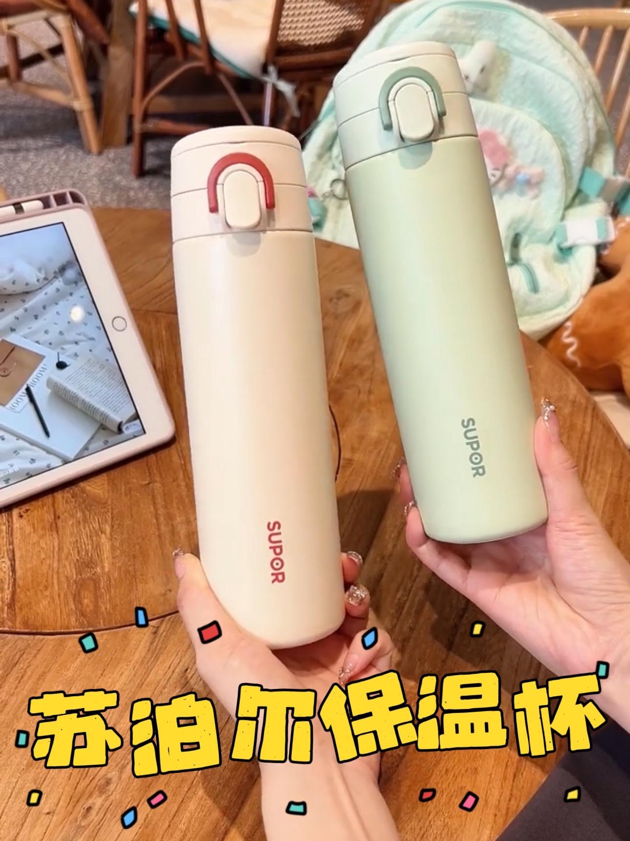 单手就能一键开盖的保温杯,太适合冬天经常开车的女生用了,放在车里,随时随地来一口热水,真是暖胃又暖心。内胆材质是三幺六幺不锈钢的,不仅能保温,还能装各种饮品,而且自带茶绿,喜欢泡茶喝茶的姐妹也可以冲。#保温杯