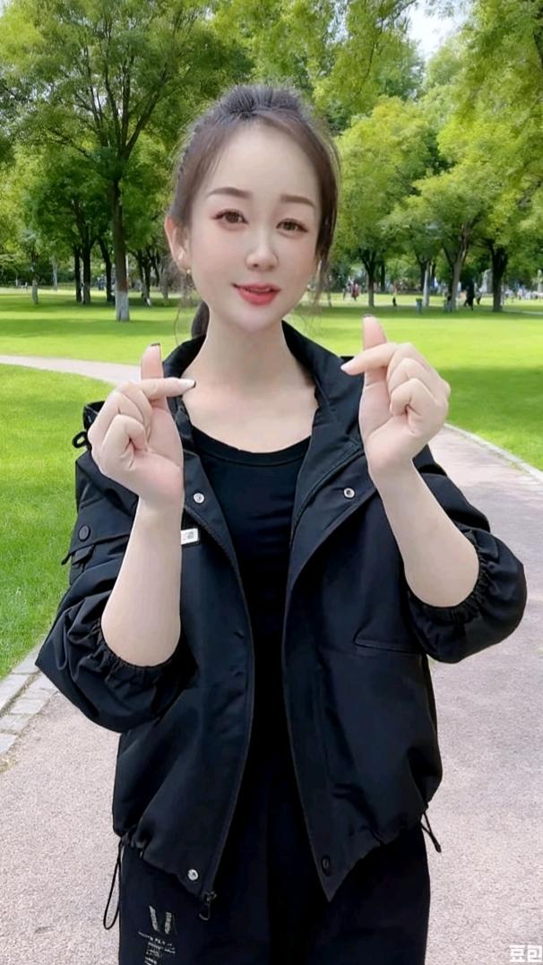 小个子连帽冲锋衣短外套女2025年冬季新款时尚加绒加厚高级感风衣#短款外套#冲锋衣#春秋新款#小个子穿搭#休闲百搭