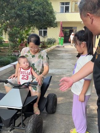 亲人的团聚就像手中的甜杆,围坐一起,说说笑笑,滤去生活的平淡,留下相聚的温暖;吐掉生活的碎渣,尝到幸福的清甜。 #小玉一家人 #婆媳生活 #隔辈亲祖孙情 #欢乐一家人 #亲人团聚