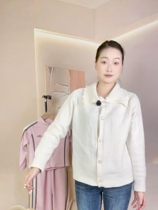 开春给你家宝贝安排这样一件小外套,真的太洋气了!它是这种冲锋衣面料的,防风又保暖,而且内里还是加绒的,春天早晚温差大,穿它正好合适。版型宽松,胖瘦宝都能穿,随便搭个牛仔裤、休闲裤都很好看#冲锋衣 #高品质童装 #外套穿搭 #潮童穿搭