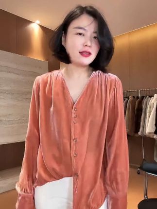 TANTAN 100真丝显瘦气质V领长袖丝绒上衣,颜色非常靓丽,上身很洋气!#穿出自信穿出美丽 #高级感穿搭 #强烈推荐