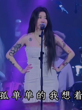“窗外淅淅沥沥下着雨 孤孤单单的我想着你” #音乐分享