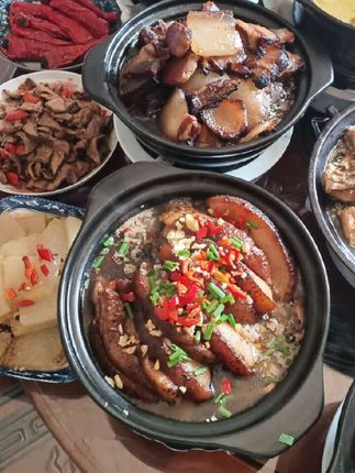 在湖南常德,如果有人跟你说接你去他家吃饭,那你就会看到一番这样的场景!