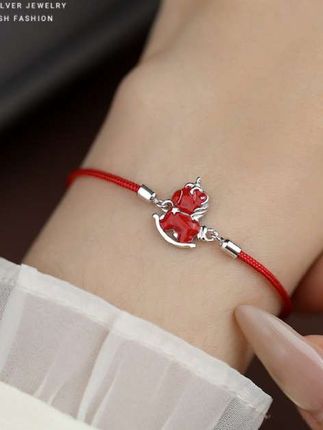 手链赛道文案素材 - 马上鸿运红绳手链也太好看了吧!红色绳身搭配精致小马吊坠,戴在手上超显气质 时尚百搭,日常通勤都能戴,赶紧安排起来!#礼物 #红色系 #手链 #美出高级感 - 无瑕饰品作品