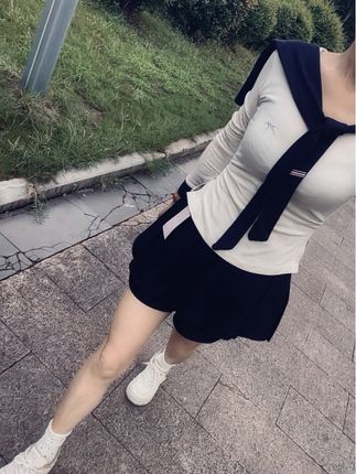 不要在任何人身上找归属感和安全感,六点的早餐和半夜的夜宵都可以自己吃,玫瑰可以买,夜晚一个人睡更踏实。#早秋穿搭 #学院风穿搭 #显瘦穿搭 #短裙穿搭 #小个子穿搭