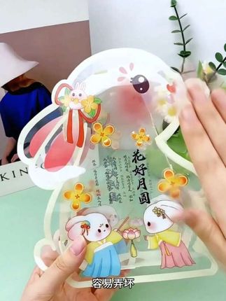 小朋友自己就可以制作的中秋小灯笼来了!只需要抠下图形将它们拼起来,用自带的两脚钉将连接处固定,插上自带的小挂饰,超可爱的中秋小灯笼就完成了,孩子超喜欢。#花灯 #手工diy #中秋节