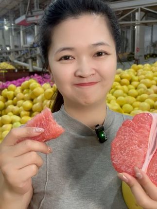 果肉绯红如玉,晶莹剔透,入口无渣超脆嫩,一咬就爆汁! 甜中带有一丝恰到好处的微酸,一口激活食欲,吃一次就爱上!#蜜柚#平和琯溪蜜柚 #水果#中秋送礼佳品 #新鲜应季水果