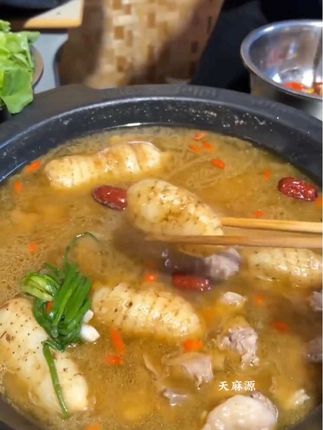 #天麻煲汤汤鲜味美 #为你煲汤广东靓汤 #新鲜天麻煲汤 #天麻煲鸡汤 #秋天喝什么汤好 朋友们你们是不是都只见过干天麻~没有见过新鲜天麻?新鲜天麻用来炖鸡炖鸭炖排骨~汤鲜味美~好吃营养~有时间多煲点汤给家人喝喝~