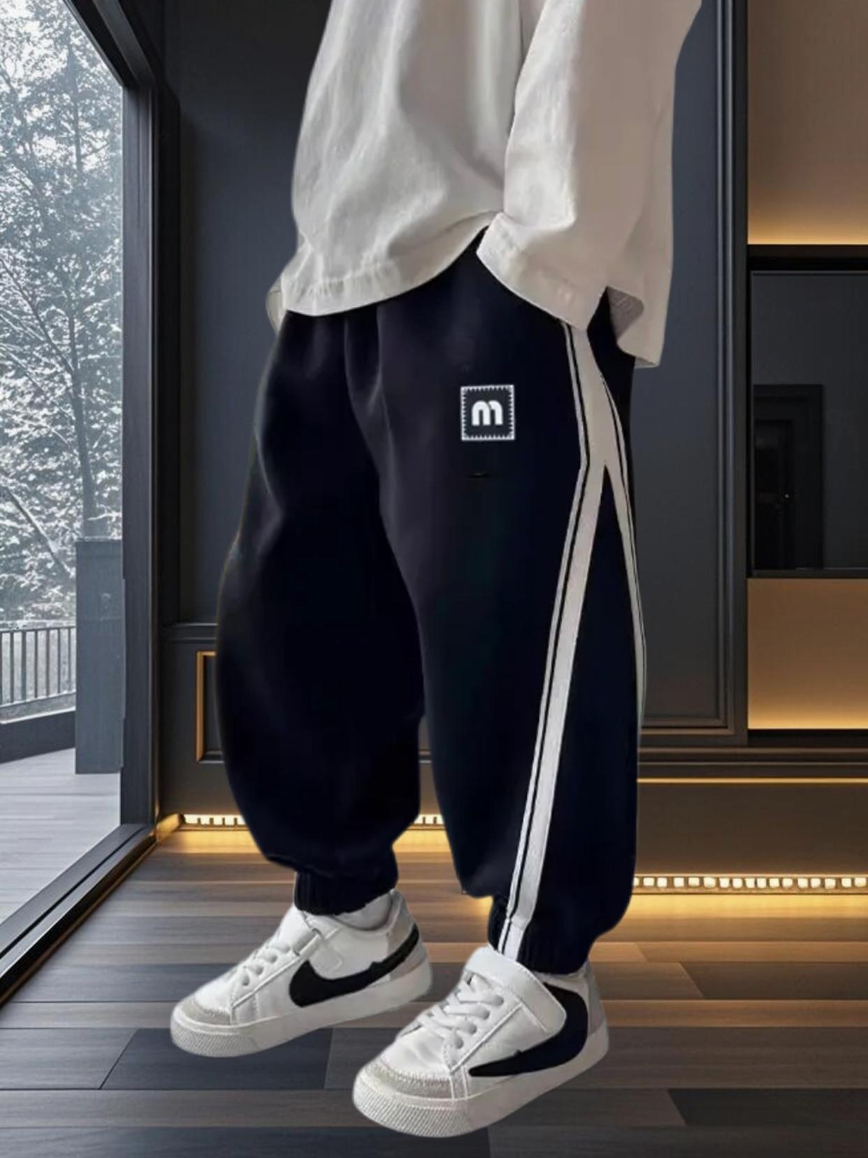 #男童裤子穿搭黑白条纹+小标设计,潮流感拉满,搭白T秒变街头酷盖 灯笼裤型巨藏肉,跑跑跳跳无束缚,面料软fufu 贴肤不闷 不管是日常上学还是周末炸街一条搞定N 种场景 !#氛围感穿搭还得黑白灰 #男童穿搭