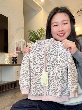 反季买衣服是真的能捡到大漏啊!毛绒绒的,摸起来软软滑滑的,关键质量还很好,不容易掉毛#加绒加厚 #反季特卖 #反季清仓 #儿童外套 #潮童穿搭
