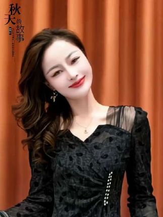 #新款韩版时尚百搭V领设计感长袖修身显瘦打底衫上衣#秋冬穿搭技巧#秋冬穿搭新鲜感在线#@抖加DOU 小助手