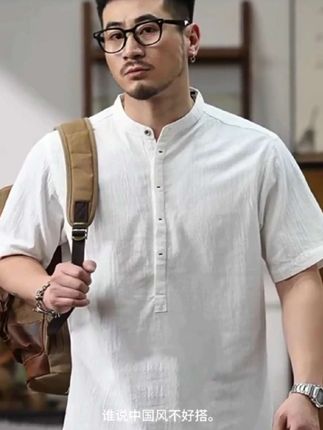 男生夏日穿搭必备!亚麻短袖T恤,中国风设计,舒适又时尚 #男士夏日穿搭 #中国风服饰 #棉麻T恤推荐 #在抖音入手的好东西 #男生神仙单品