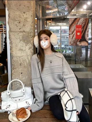韩系灰色刺绣针织衫毛衣女气质老钱风宽松毛衣#休闲穿搭 #舒适休闲 #慵懒风穿搭 #男女同款 #上衣