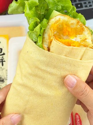 #自律期 晚上不想做饭,早餐不知道吃什么的时候都是简单的卷个#杂粮煎饼 ,简单好吃,还没有什么负担#粗粮 #煎饼 #早晚餐代餐