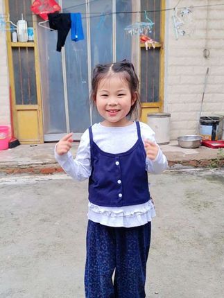 我说给她拍照片,然后就开始了各种摆😄