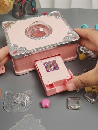女儿心心念念的咕卡魔法书给她买回来了,可以自己diy各种小饰品,头绳,手环,惊喜感满满的#玩个很新的东西 #无限回购的宝藏单品 #让孩子远离手机 #手工diy