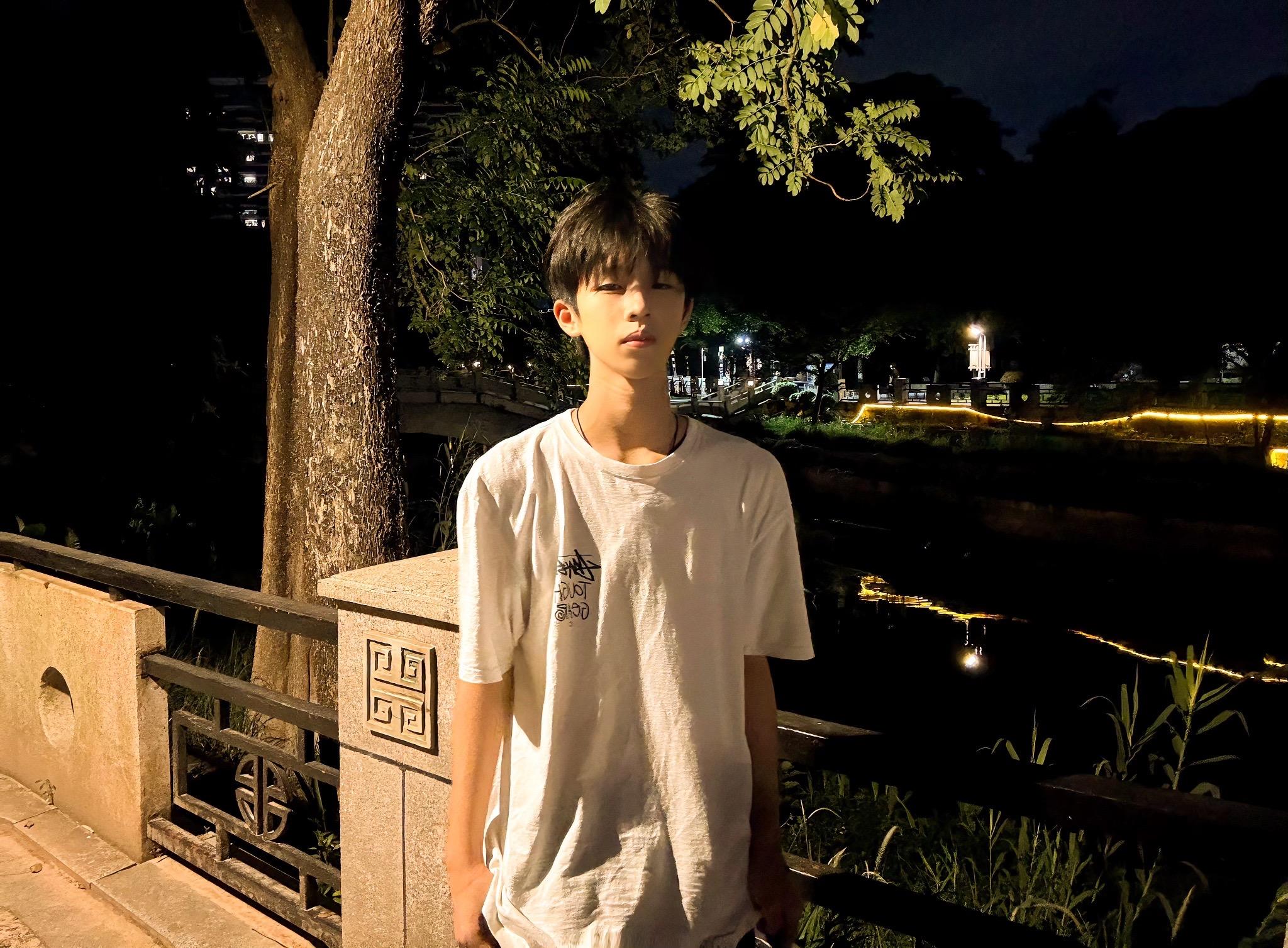 因为隔着屏幕 所以你不知道和你好好说话的正在擦眼泪 距离和不幸认识我们争吵不断 明明一个拥抱就能解决的事情 此刻却想着格外困难 我并不觉得这是谁的错毕竟谈恋爱是两个人的事情没有天生就适合的两个人 都需要互相理解互相包容 慢慢磨合 我知道吵架是不可避免的 但我觉得只要有爱一切都不是问题可你说的话太伤人了 一字一句刺痛着我 告诉我那些经历是我活该你见过拔了钉子的木头痊愈吗 以前我不懂为什么有人说不爱就不爱 现在我懂了 连见一面都很难的人 我还幻想着和你的以后 我不该向你说那么多毫无意义的话你说过的承诺我替你抹去#忧郁 #文案 #双鱼座