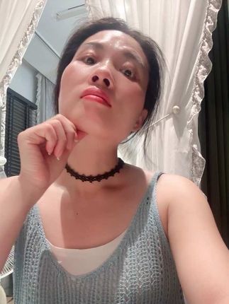 做窗帘这行,掉发比剪下来的窗帘碎渣还能攒! 年轻时嫌发多,恨不得薅掉两把;中年盼发长,掉一根都心疼半天——有没有戳中你? 自从用了这把梳,每天梳完头皮爽到想哼歌,掉发肉眼可见少了!咱做窗帘得有精气神,头发浓密了,跟客户聊方案都更有底气~想要的直接冲,别等头发比窗帘缝隙还稀才着急!#梳子推荐 #淮南窗帘若宁姐 #窗帘老板娘 #成果