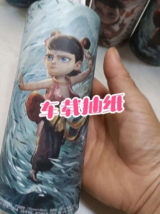 🚗开车途中,难免会有小污渍、小鼻涕捣乱,这时怎能少了车载抽纸?这款抽纸,柔韧不掉屑,轻轻一擦,污渍全无。圆筒造型,不占空间,稳稳安置在车内。还印着超酷的哪吒形象 ,为你的驾驶时光增添一抹趣味,出行有它超安心!#车载抽纸 #纸巾盒 #哪吒