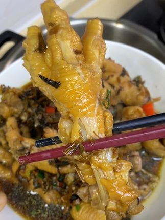 油焖笋干菜烧鸡爪又香又好吃。#下饭菜 #油焖笋干菜 #笋干菜烧鸡爪