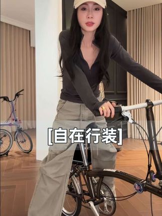 “谁懂啊!终于找到一条‘怎么造都好看’的工装裤!高腰设计把腰线往上提,腿直接长到离谱;宽松裤型对各种腿型都友好,多口袋还贼能装!不管是想走街头潮酷风,还是日常休闲感,它都能精准拿捏,穿上就不想脱系列,姐妹们冲就完了!”#工装裤 #气质这一块拿捏死死的 #时尚潮流穿搭 #时尚穿搭 #气质女神