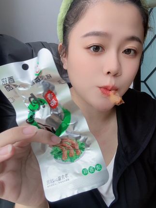 这个鸭爪香得很!当宵夜下酒菜,平时小零食都可,相见恨晚啊#追剧小零食 #太好吃了 #香铭泡鸭爪 #这也太好吃了