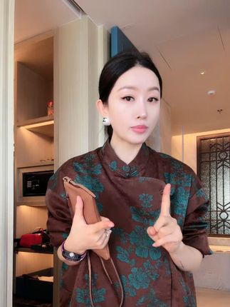 走进香云纱的世界,让传统之美与现代审美相遇。#非遗香云纱 #香云纱鹅绒上衣#新中式穿搭 #复古风格