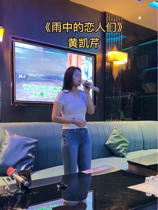 找恋人在雨中漫步确实很浪漫#雨中的恋人们 #经典老歌 #ktv