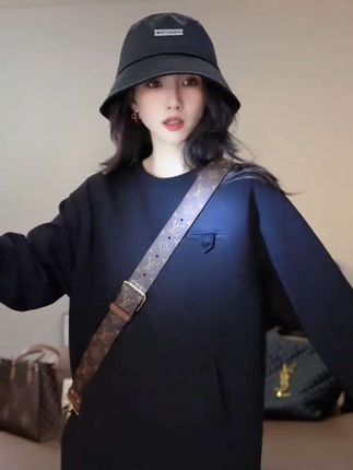 小乖逃新款设计师 黑色卫衣 三角灰色袖撞色口袋扣230932