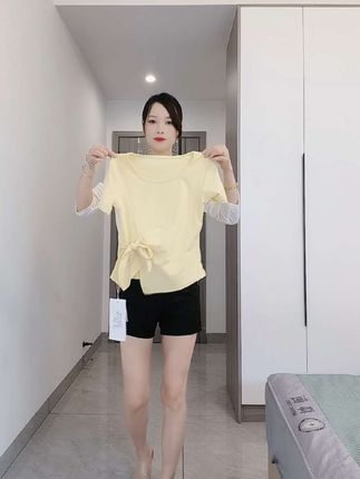 穿腻了常规短袖就来试试这款不规则短袖,带一点设计感,掐腰显瘦显身材#小众设计感短袖   #减龄穿搭#短袖t恤