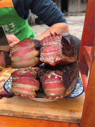 腊肉浓郁香气回味无穷,肥而不腻,入口即化#农家烟熏腊肉 #五花腊肉 #好吃到停不下来 #下饭神器