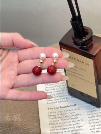 耳饰赛道文案素材 - 红色圆珠搭配珠珠点缀,足银材质打造精致耳饰,时尚百搭超吸睛!日常通勤约会都能戴,气质瞬间up!#耳饰 #红色系 #礼物 #美出高级感 #首饰分享 - 无瑕饰品作品