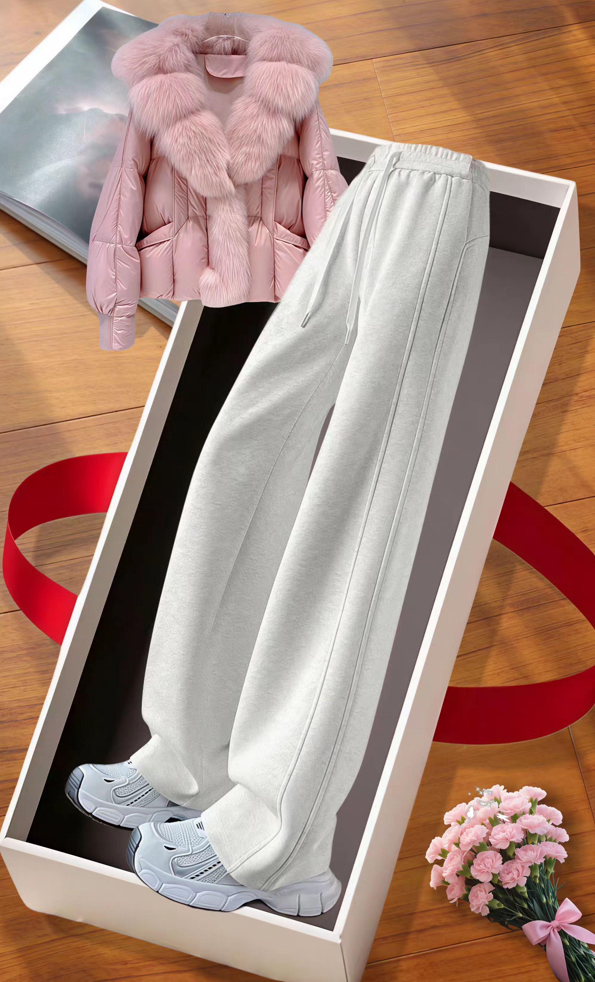 秋冬就是这条运动阔腿裤, 加绒的内里,软乎乎的,就像被温暖的包围,一穿上不想脱下来,寒冷的秋冬有它就够啦。白灰色百搭,满满的高级感,搭啥都好看。宽松的直筒版型,对各种腿型友好,肉肉和不直的腿都能藏起来, 而且还是休闲窄版的哦,运动时不会有束缚感,日常出街也很时尚,不管是搭配运动卫衣活力满满,还是搭毛衣温柔慵懒,或者外套保暖又时髦,适合通勤、运动、逛街、约会。  #运动阔腿裤 #梨型身材穿搭 #秋冬加绒 #白灰色直筒裤 #高腰显瘦