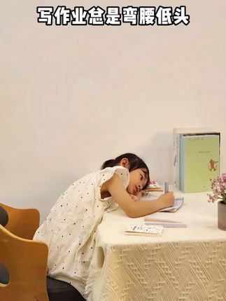 孩子写作业总爱趴桌,用上眼护士坐姿矫正学习台,孩子主动坐直,妈妈再也不用一遍遍提醒啦。#眼护士 #护眼爱眼 #坐姿 #学习 #矫正器