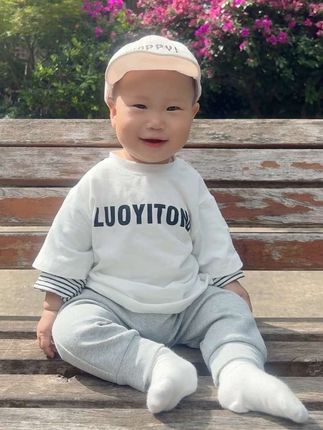 谁家小孩笑起来眼睛都没有啊🤣大眼睛和双眼皮去了哪里😭#2025年秋季都流行穿什么 #萌娃穿搭#国庆穿搭这就开始预备了 #骗你生儿子 #大眼睛萌娃