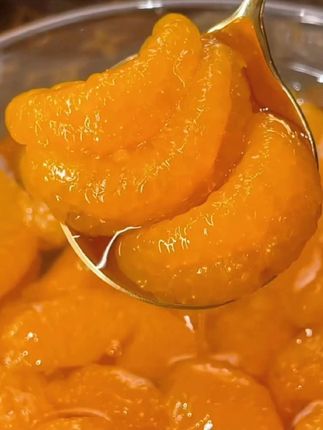 赶紧来,好,这个橘子罐头的大羊毛,之前买过的。帮我证明一下,四瓶是不是就得十九块九?你看现在这四瓶才卖啥价?这价格真的太便宜了,同样是五百一十克大瓶的啊,不是那个小瓶三百二十克那种。看这一大碗啊,这橘子罐头吃起来满口爆汁啊!就这个价格,比吃西安橘子吃的还划算!现在天也越来越热了,囤两箱放冰箱里,吃起来冰冰凉凉的,巨过瘾啊!#美食 #橘子罐头 #超便宜超划算 #好喝不贵 #水果罐头