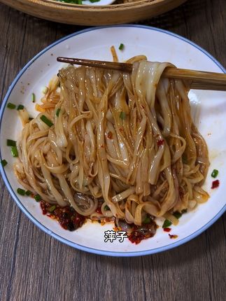 我们广西的这种湿粉就是好吃,天天吃都不腻,不接受反驳,应该没有哪个广西人不爱吃的吧,Q弹嫩爽口又薄又嫩滑,随便放点酱油捞一下 都很美味哦,下方这款石磨粉跟湿粉很相近度,是用石磨磨成米浆结合传统工艺做成的一道粉,也是又薄又嫩滑的,在外的老乡想念家乡味道了可以尝尝哈#地方特色美食#广西湿粉#广西石磨粉 #家乡的味道#嗦粉