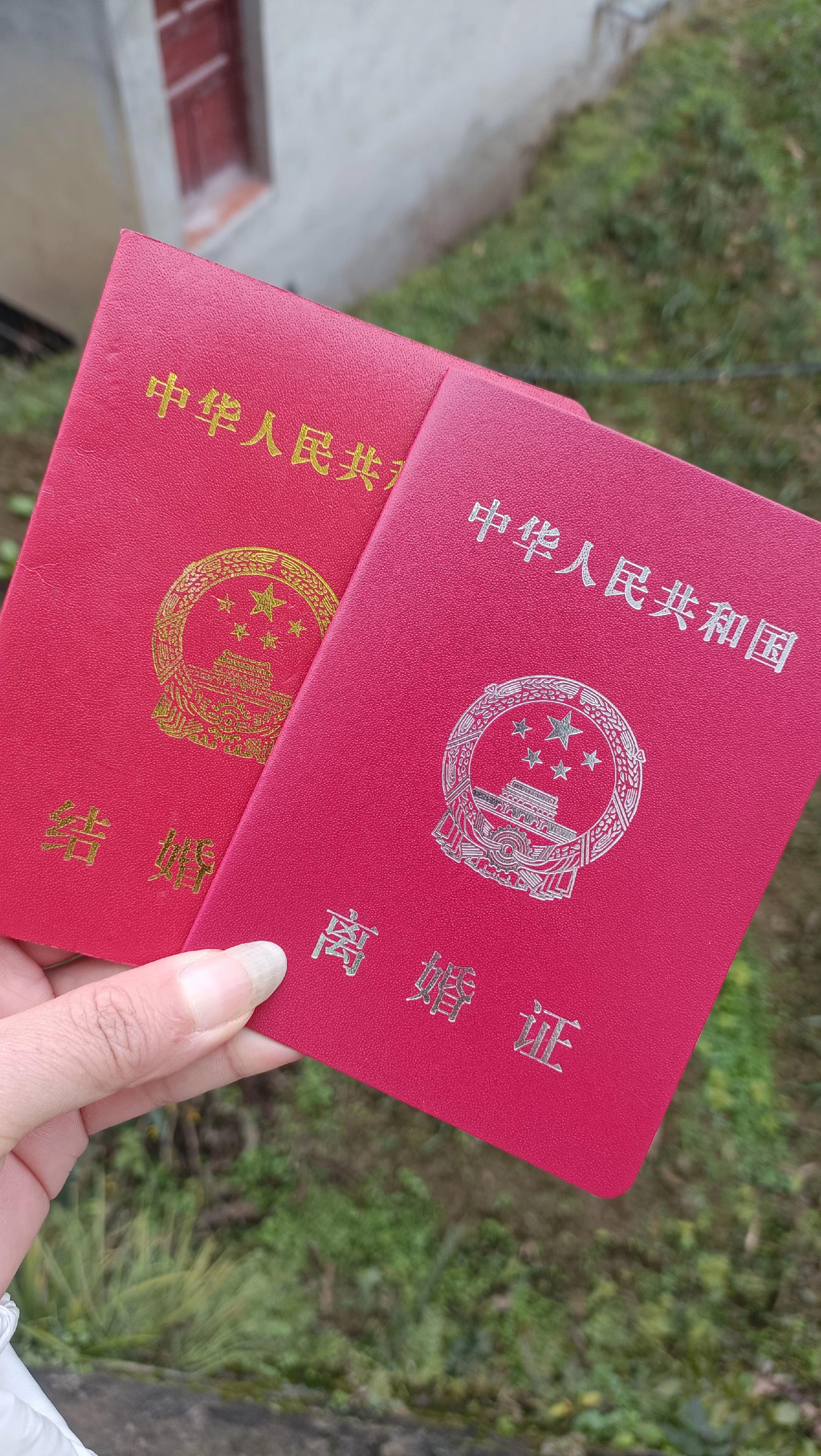 虽然离婚了,我没有抛弃自己孩子,一个人带着两个孩子,累是真的,穷也是真的,一声妈妈 一生责任,只要孩子在身边,以后再苦再累都值!#离婚女人的辛酸与无奈 #婚姻给了女人什么呢 #离婚