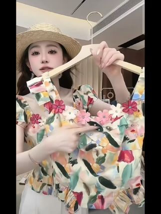 2025夏季新款时尚甜美减龄设计感花朵短款上衣裤子两件套#时尚甜美减龄两件套 #设计感花朵短款上衣 #爆款热卖中 #谁穿谁好看系列 #上热门🔥