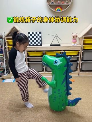 我要笑晕了,她一个人能玩半天,太解压了,还能锻炼孩子的运动量#充气恐龙#室内运动#玩具推荐 #宝妈推荐